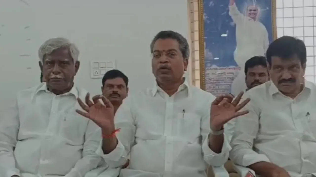 మాజీ మంత్రి శవాల మీద పేలాలు ఏరుకునే వ్యక్తి ..నిప్పులు చెరిగిన వైసీపీ ఎమ్మెల్యే