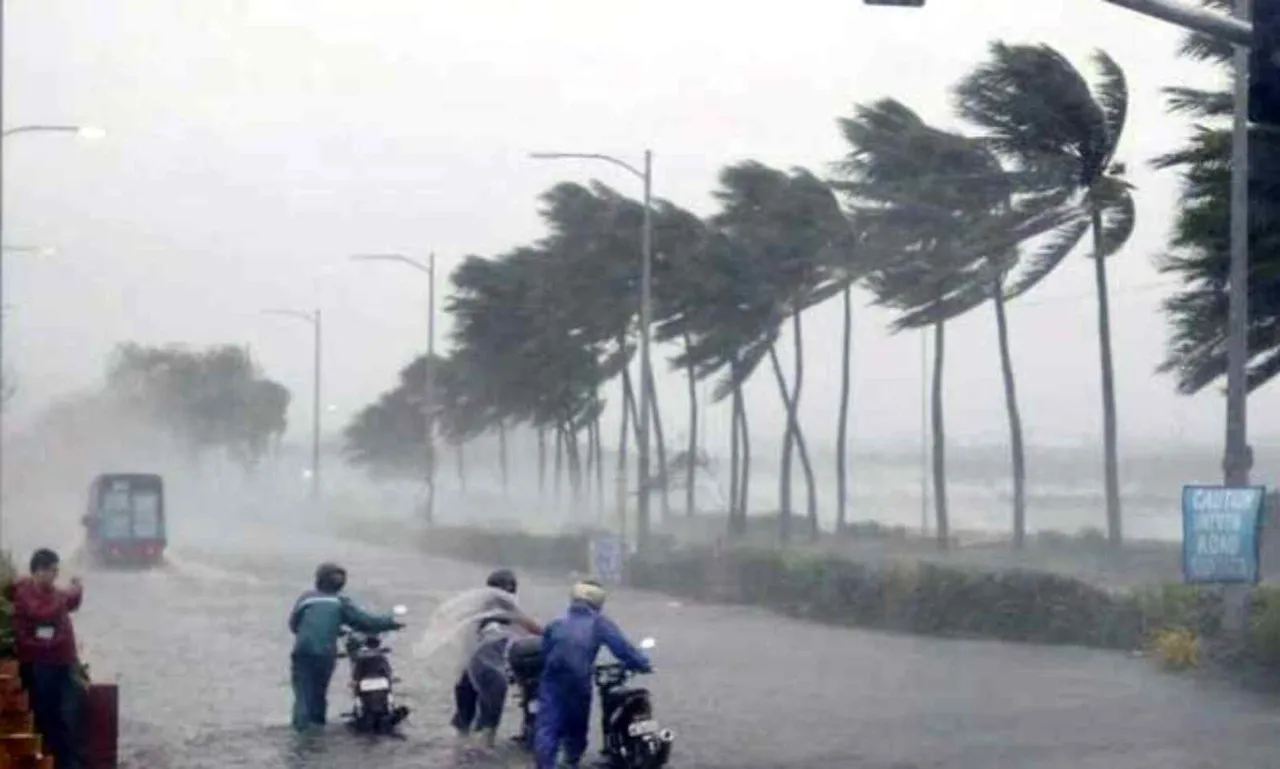 Vishakhapatnam Rains: విశాఖలో భారీ వర్షం.. రాకపోకలు, స్కూళ్లు బంద్‌