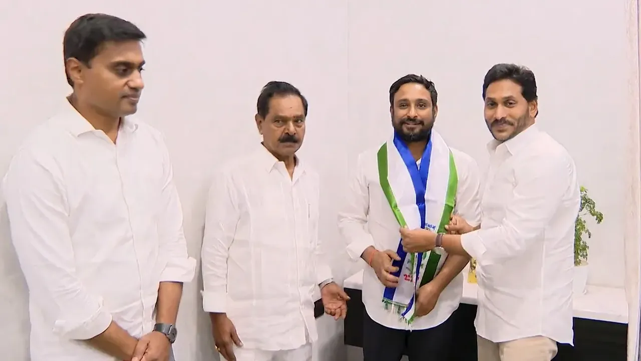 Ambati Rayudu: అందుకే వైసీపీ నుంచి బయటకు వచ్చా..అంబటి రాయుడి వివరణ!