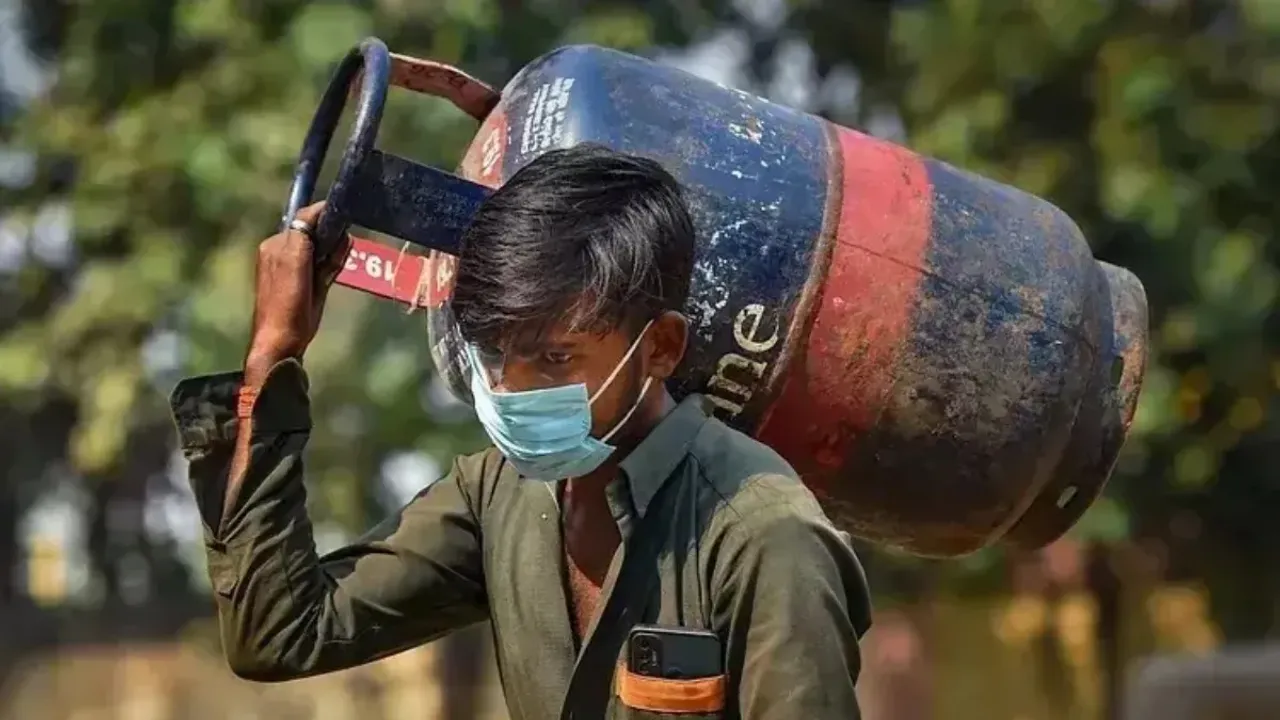 Gas Price: గుడ్ న్యూస్.. తగ్గిన గ్యాస్ సిలెండర్ ధరలు.. వారికి మాత్రమే!