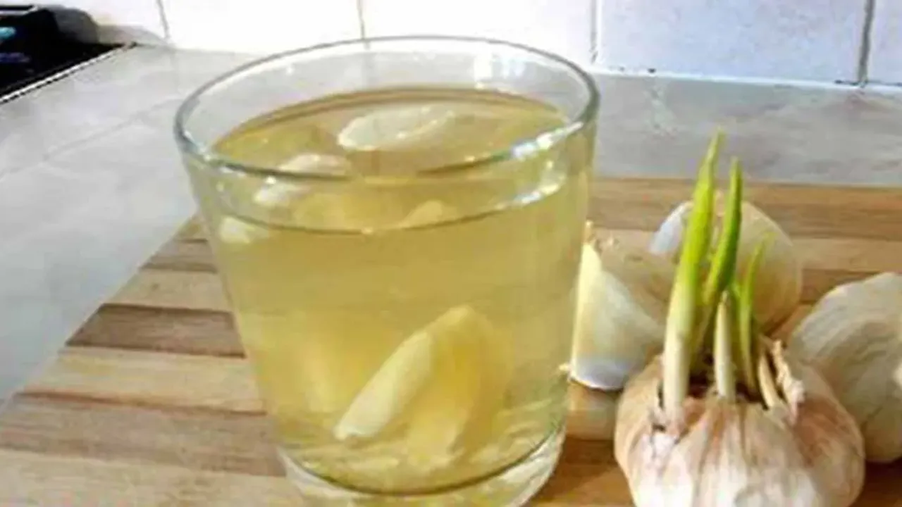 Garlic Water: వెల్లుల్లి నీటిని తాగడం వల్ల ఉపయోగాలు.. ఎన్ని గ్లాసులు తాగాలి?