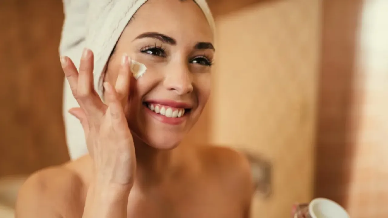 Skin Care: చర్మం అందంగా  మెరవాలంటే .. ఈ స్కిన్ కేర్ రొటీన్ తప్పనిసరి