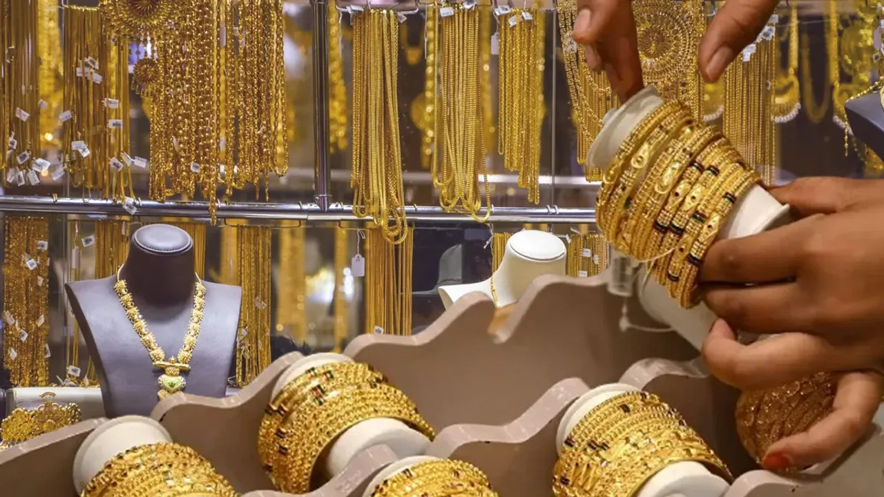Gold Rates Drop: ఇది శుభవార్తే.. బంగారం ధరలు కాస్త తగ్గాయి.. వెండి మాత్రం.. 