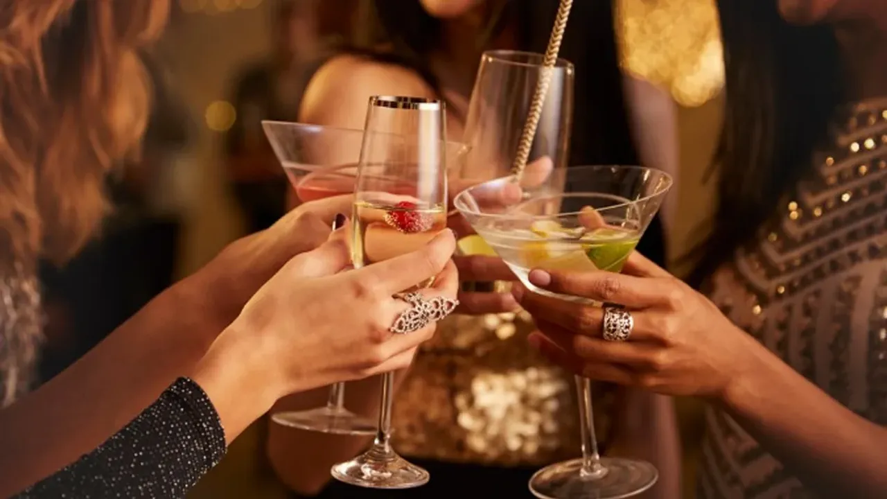New Year Party: ఇలా చేస్తే హ్యాంగోవర్ సమస్యే ఉండదు..!