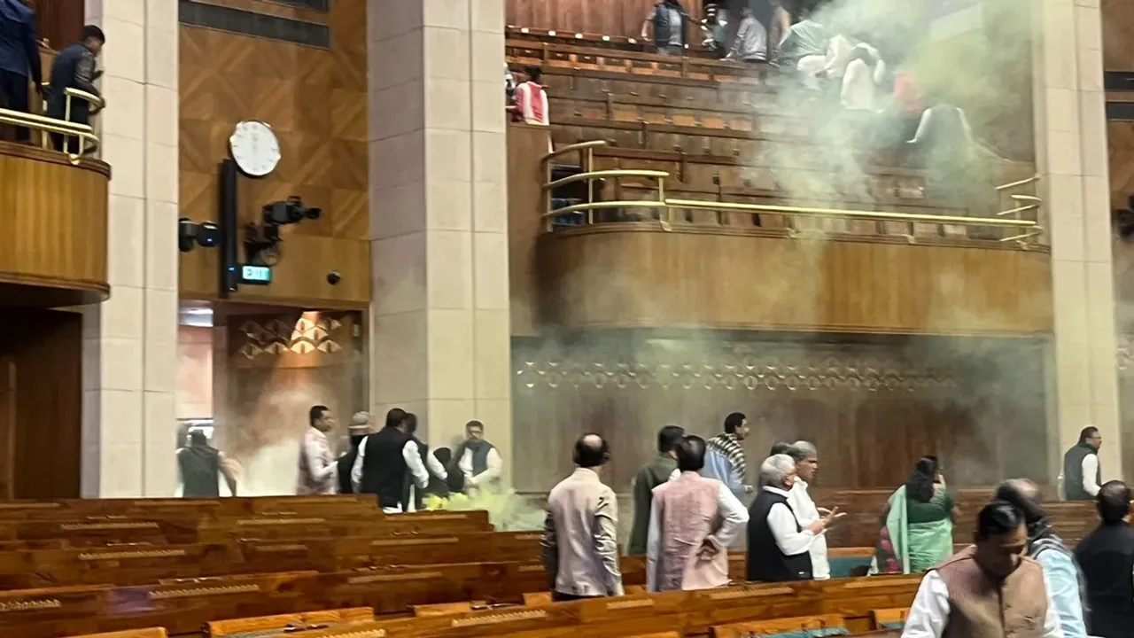 Parliament Security Breach: పార్లమెంటులో భద్రతా వైఫల్యం ఘటన.. లొంగిపోయిన కీలక సూత్రధారి..