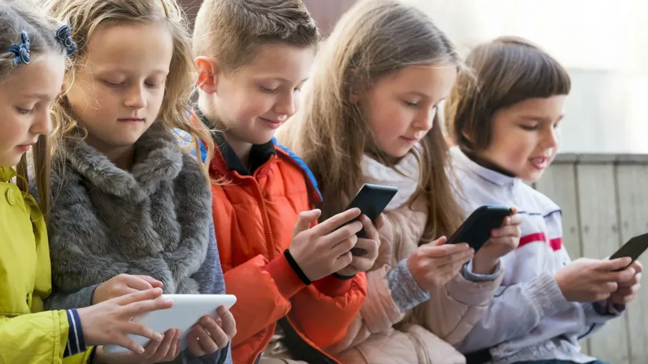Smartphones : పిల్లలకు స్మార్ట్‌ఫోన్లు ఇస్తున్నారా ? పరిశోధకుల హెచ్చరిక..!