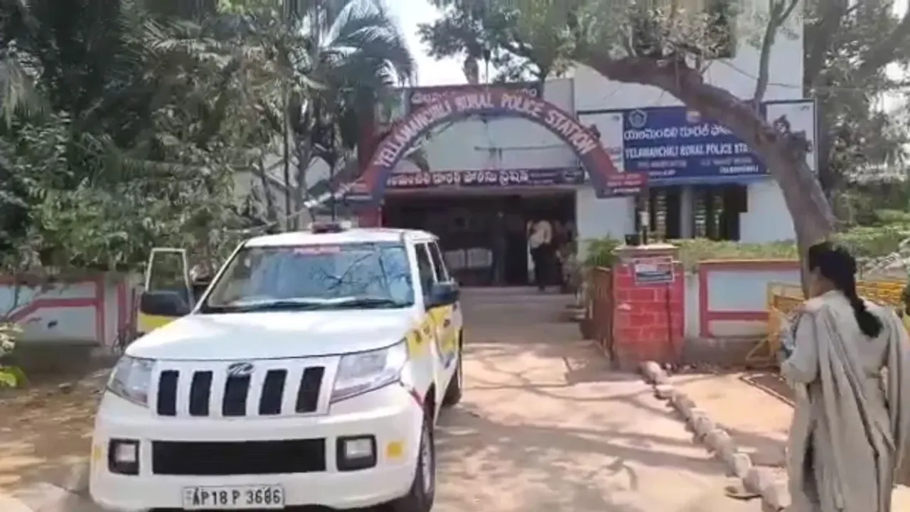 Andhra Pradesh: జగత్జంత్రీలు.. ఏకంగా పోలీస్ స్టేషన్‌లోనే చోరీ చేశారు..!