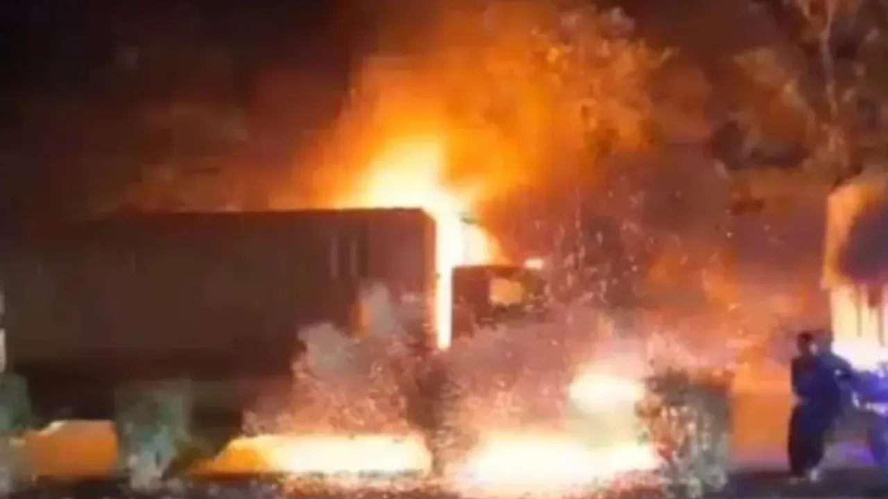 Accident : హైవే పై ఘోర ప్రమాదం..కారు,ట్రక్కు ఢీకొని 8 మంది దహనం!