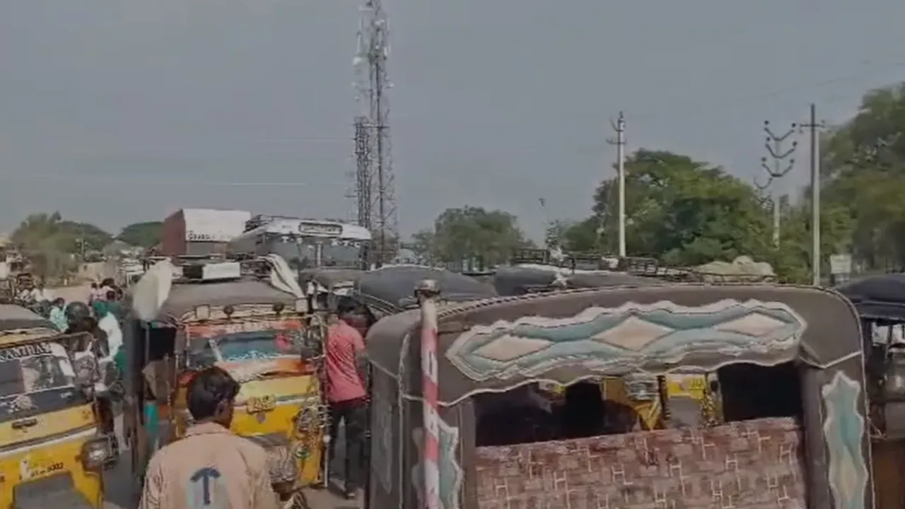 Auto Drivers : మా బతుకులు ఆగం చేయోద్దు.. మహిళల ఉచిత బస్సు ప్రయాణాన్ని రద్దు చేయాలి!