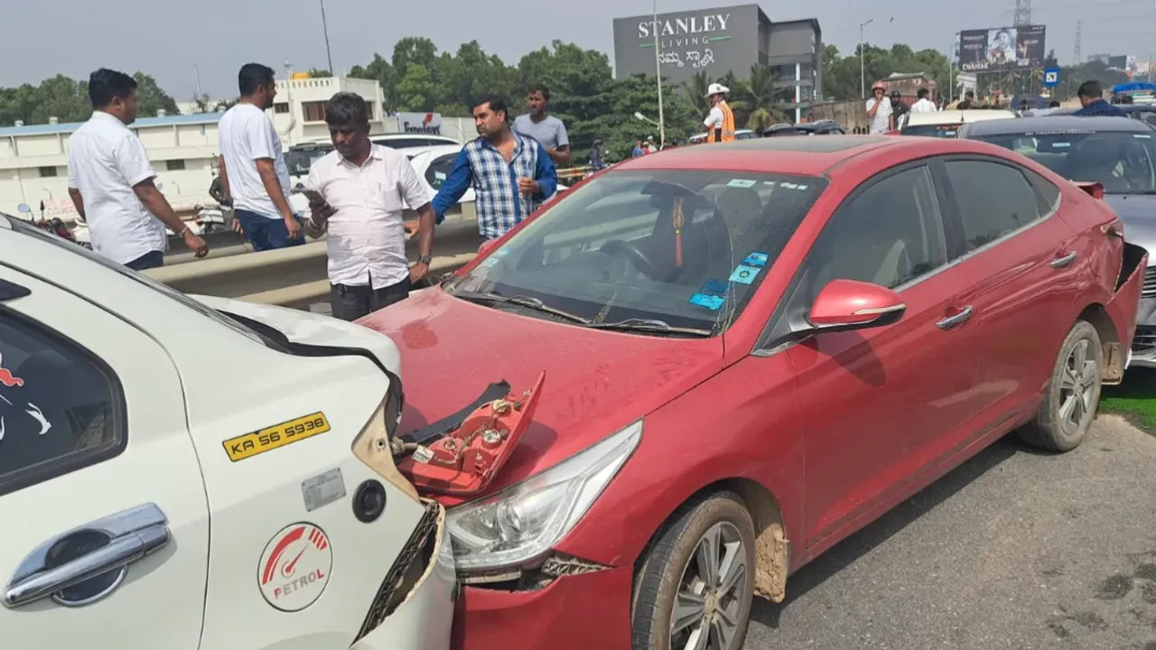 Fog Accident: పొగ మంచు ఎఫెక్ట్..! వరుస పెట్టి ఢీకొన్న కార్లు.. ఎక్కడంటే?