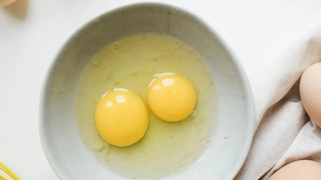 Egg Yolk : గుడ్డులోని పచ్చసొనతో కూడా ప్రయోజనాలు.. అస్సలు పడేయకండి