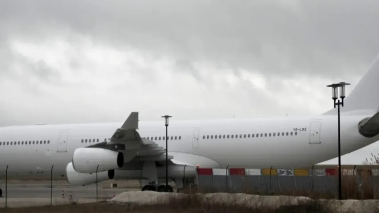 Airlines : ఫ్రాన్స్‌ లో చిక్కుకున్న భారతీయుల విమానానికి లైన్‌ క్లియర్‌..నేడు భారత్‌ కు!