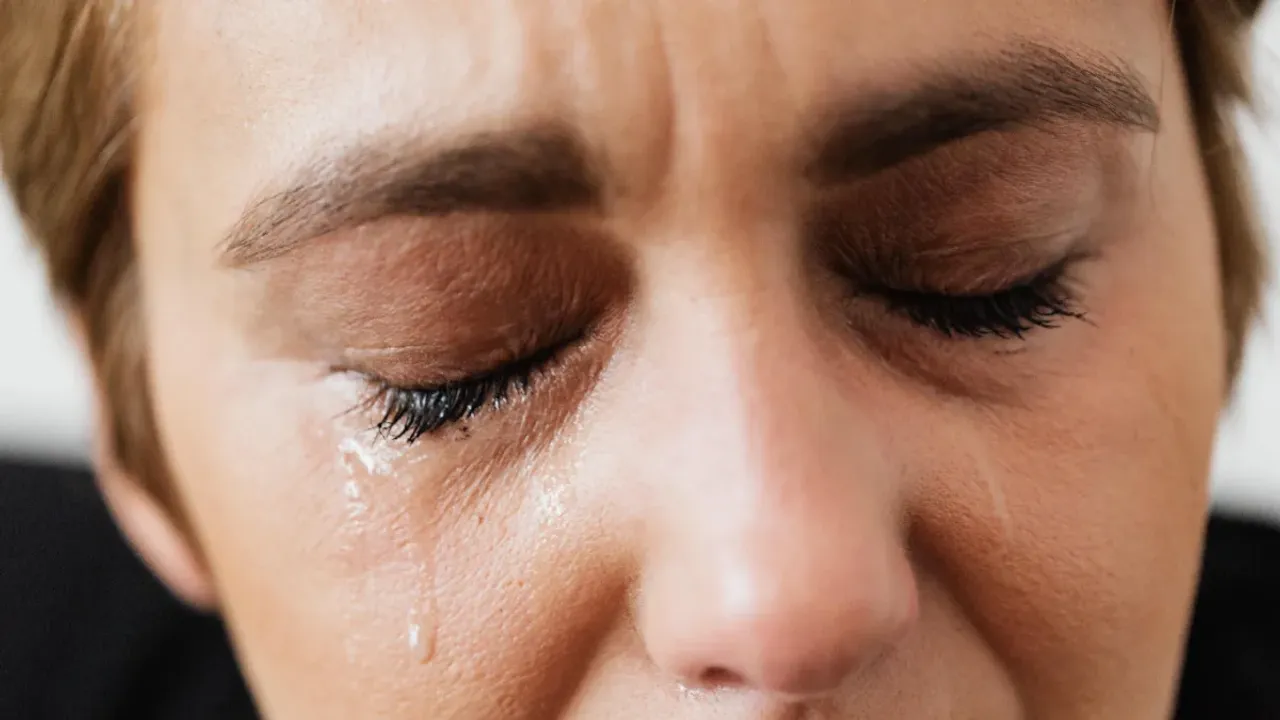 Tears Smell: అమ్మాయిల కన్నీళ్లకు ఇంత పవరా? కన్నీళ్లను వాసన చూస్తే ఇలా ఉంటది మరి..!