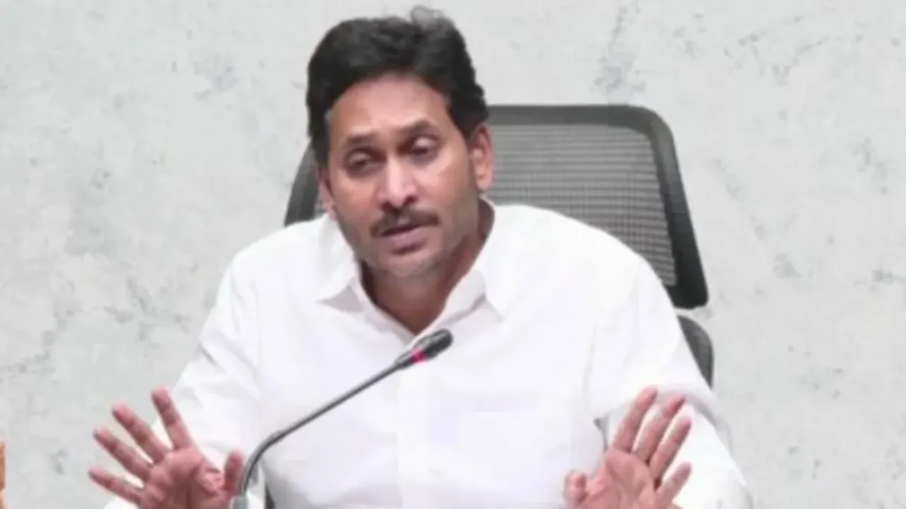 తుపాను ప్రభావిత ప్రాంతాల్లో సీఎం జగన్..నష్టపోయిన ప్రతి రైతును ఆదుకుంటామని హామీ
