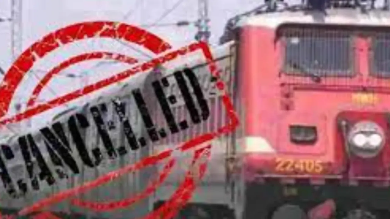 Trains Cancelled: రైల్వే ప్రయాణికులకు షాక్.. తుఫాన్ నేపథ్యంలో 305 రైళ్లు రద్దు.. లిస్ట్ ఇదే!
