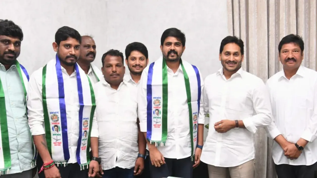 YCP: జనసేనకు షాక్.. వైసీపీ తీర్థం పుచ్చుకున్న కీలక నేతలు.!