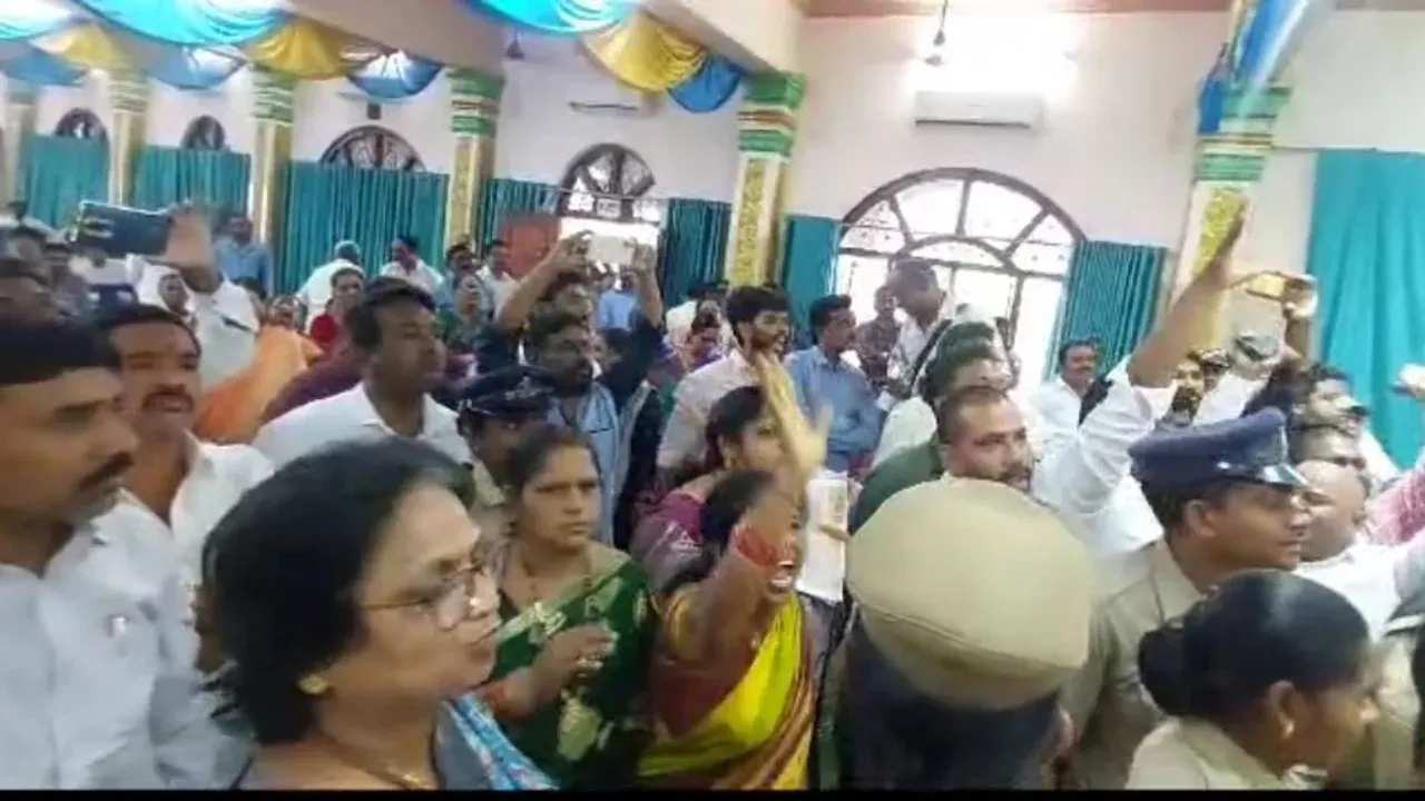 Vishaka: విశాఖలో వైసీపీ కార్యకర్తల సమావేశంలో గందరగోళం.!