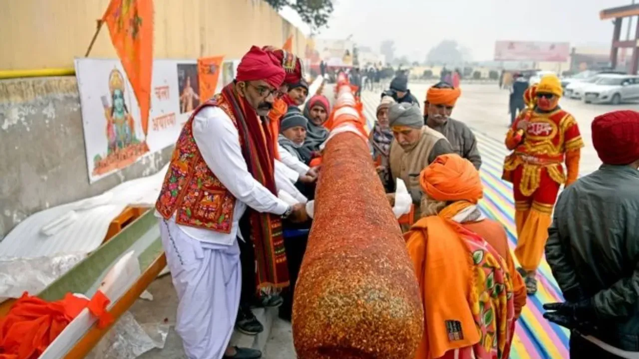 Ayodhya Ram Mandir : అయోధ్యలో వెలిగిన 108 అడుగుల అగరుబత్తి