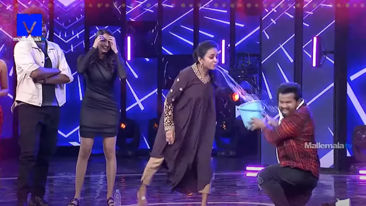 Anchor Suma: ఏంటి సుమ నువ్వు కూడా ఇలా చేస్తావా?: నెటిజెన్ల ఫైర్!