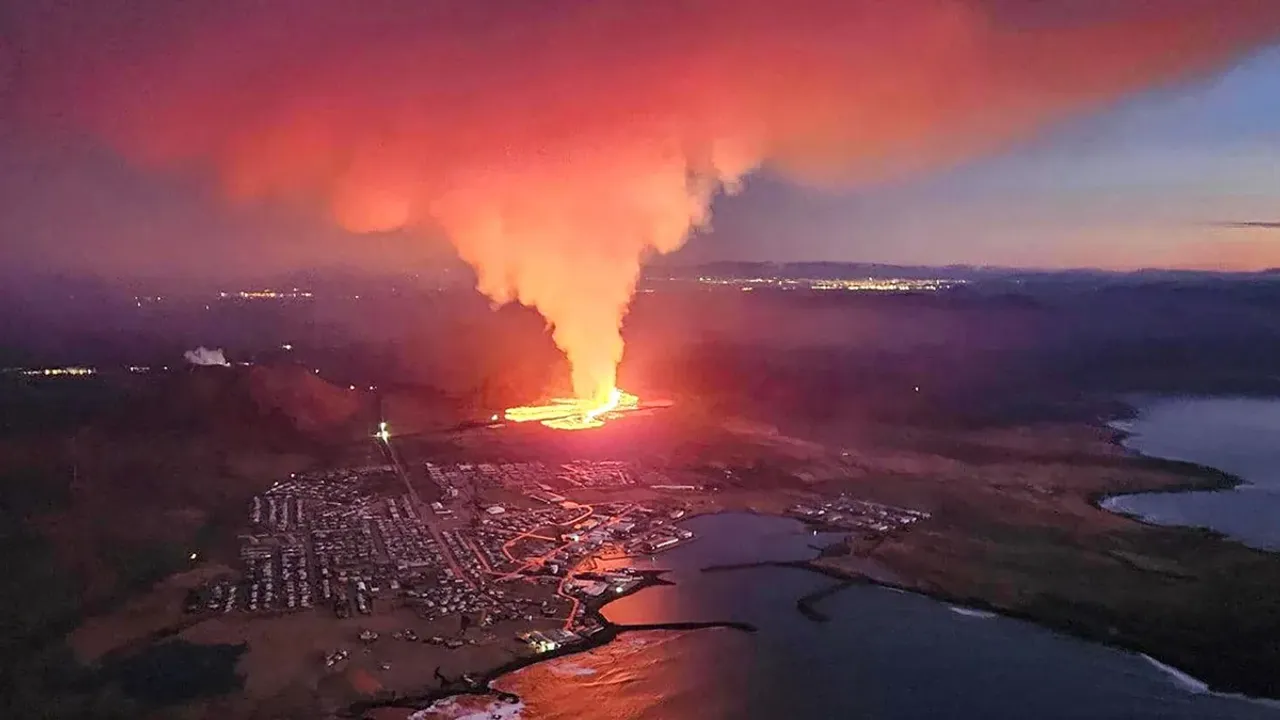 Iceland volcano eruption: బద్దలైన అగ్నిపర్వతం.. కాలిబుడిదైన ఇళ్లు..