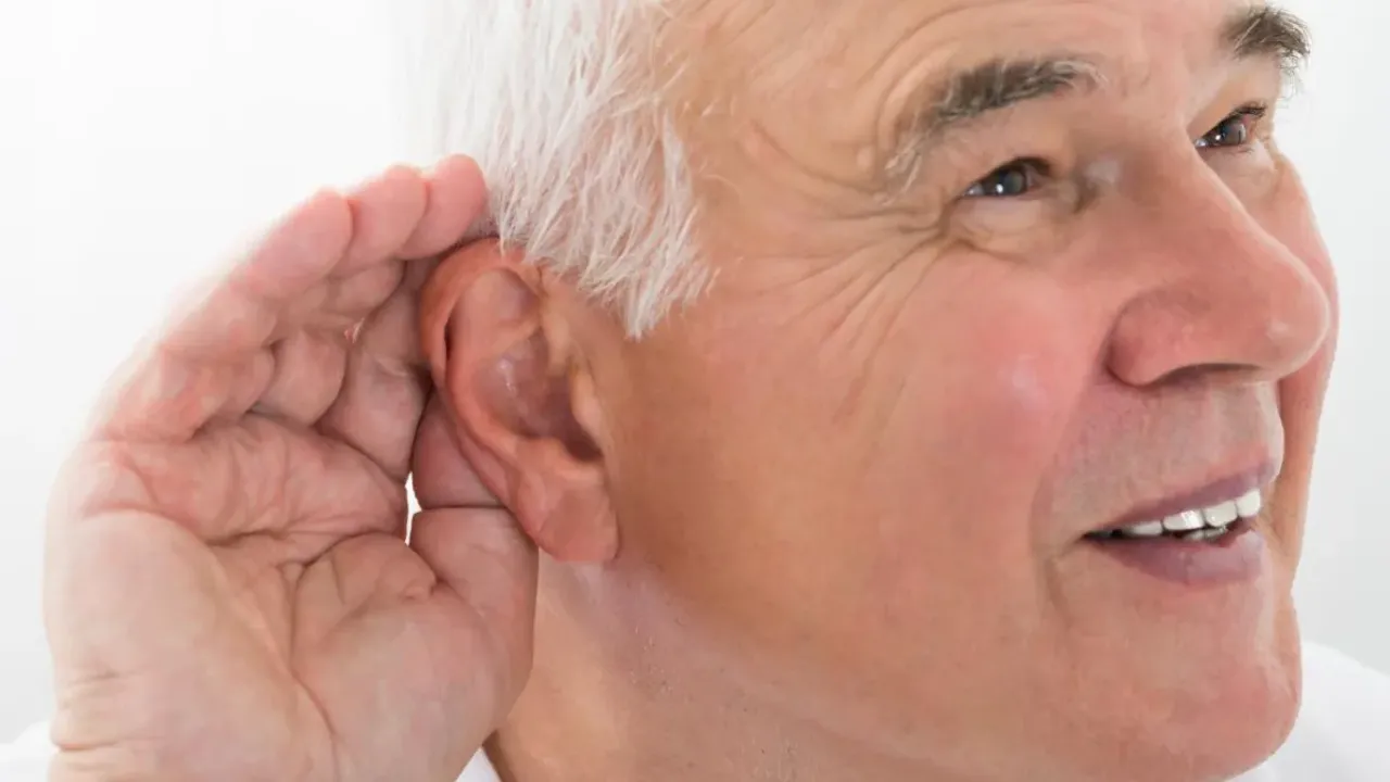 Hearing loss: వృద్ధుల్లో వినికిడి లోపానికి కారణాలేంటి?.. పరిష్కార మార్గాలు
