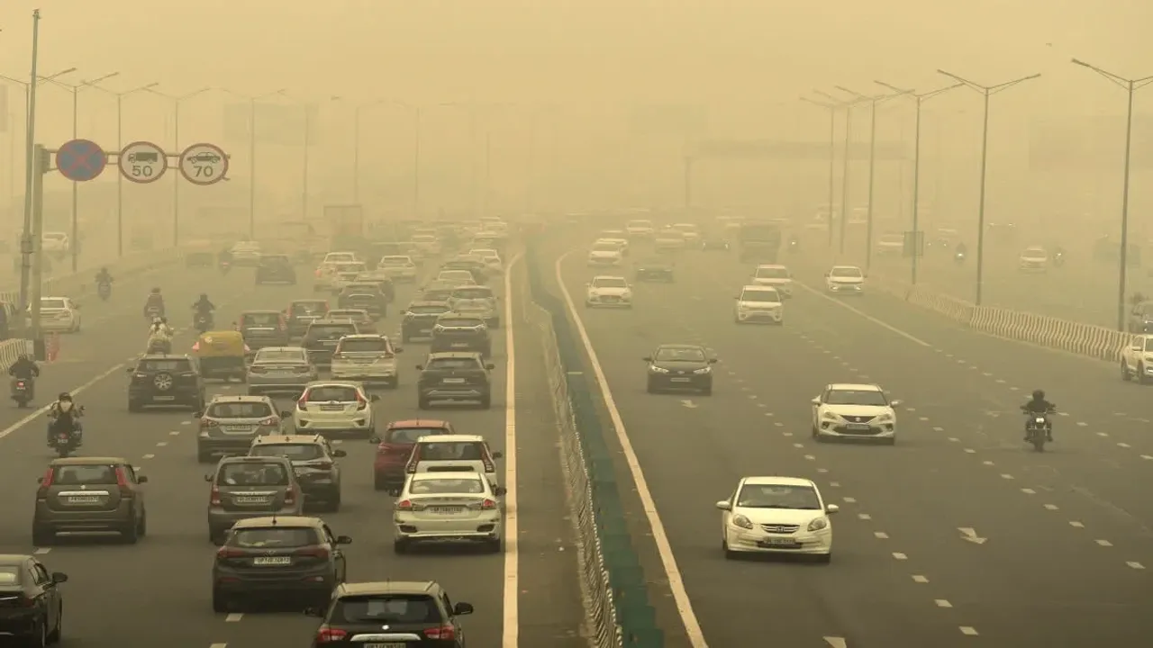 Delhi Air Qualiry: కాలుష్య కొరల్లో మరోసారి చిక్కుకున్న ఢిల్లీ.. రంగంలోకి ప్రభుత్వం..