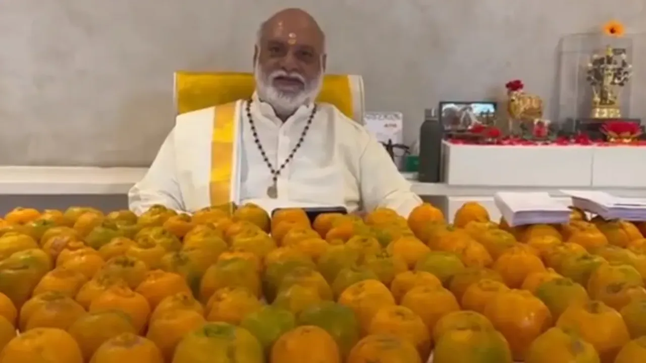 Raghavendra Rao: ఇక్కడ కూడా పండ్లను వదల్లేదుగా.. రాఘవేంద్రరావు న్యూఇయర్‌ విషెస్‌ ఎలా చెప్పారో చూడండి!