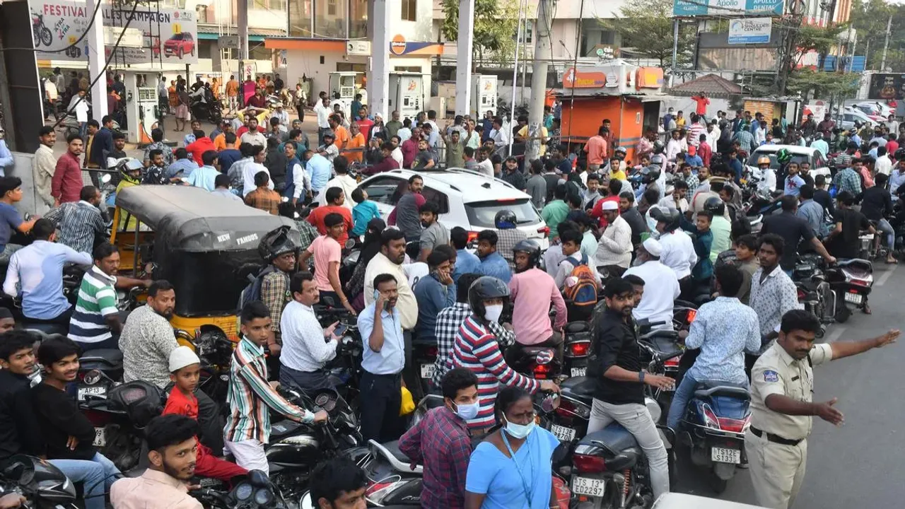 No Petrol : రేపటి నుంచి పెట్రోల్ బంద్ అని ప్రచారం.. బంకుల ముందు భారీ క్యూలు