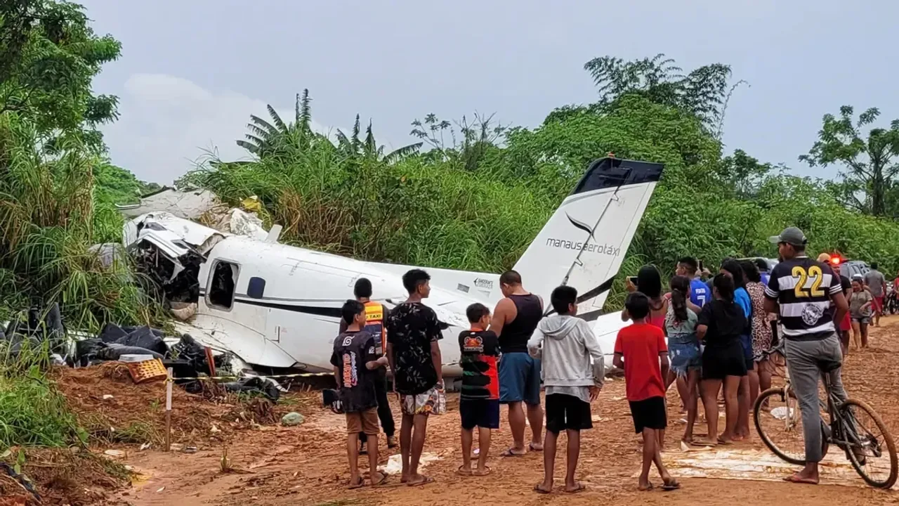 Plane Crash : గాల్లో ఉండగానే ముక్కలై కుప్పకూలిన విమానం.. ఏడుగురు మృతి