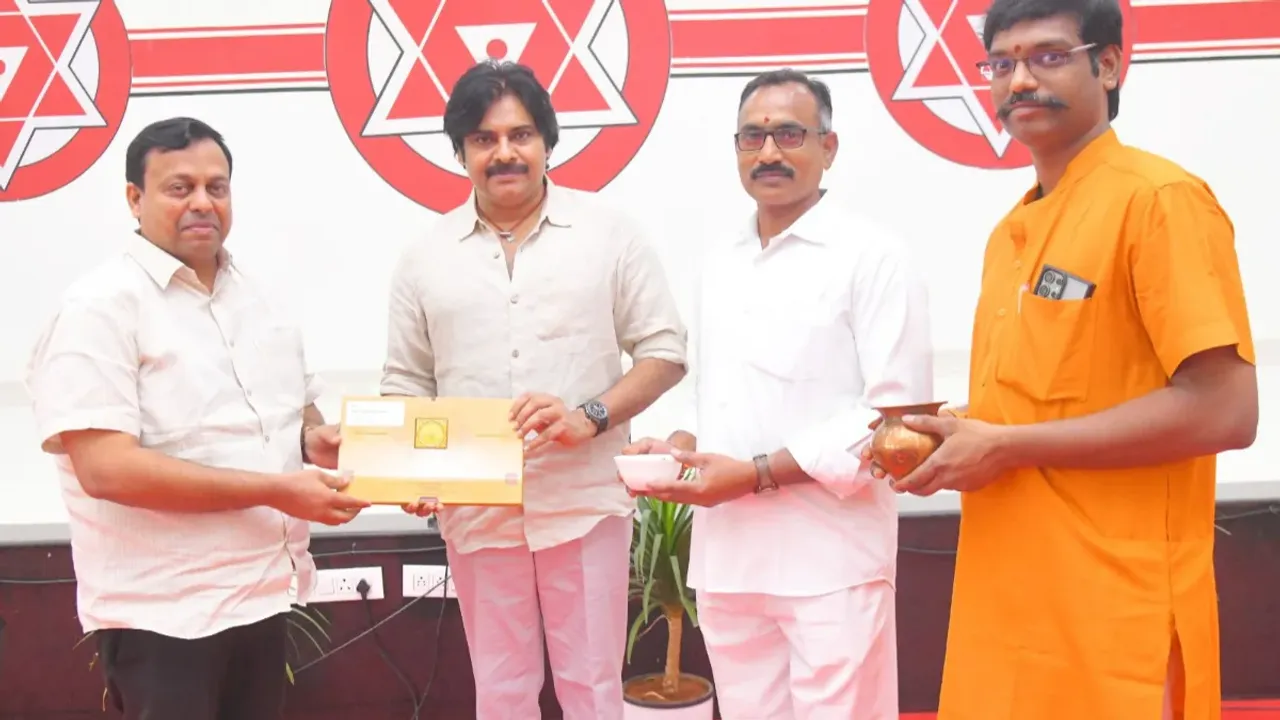Pawan Kalyan: అయోధ్య రామ మందిరం ప్రారంభోత్సవానికి జనసేన అధినేత పవన్ కళ్యాణ్ కు ఆహ్వానం