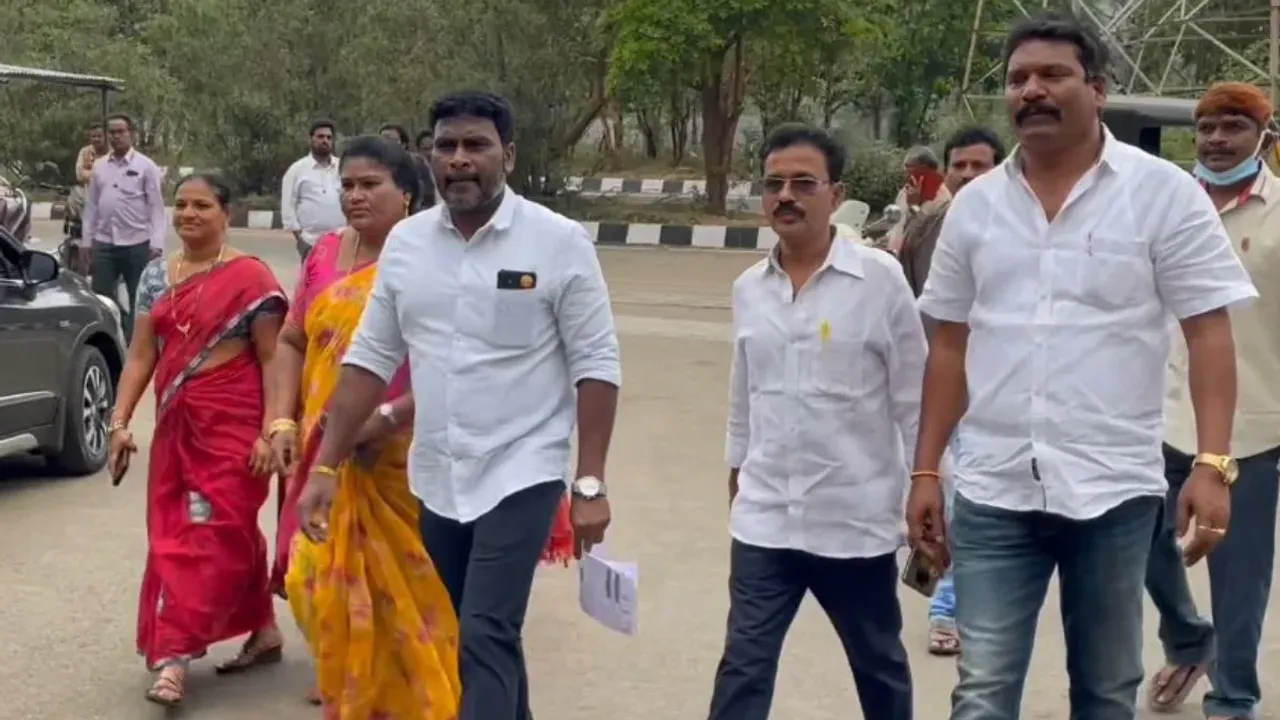 TDP: కోడికత్తి కేసు శ్రీనుని కలవడానికి వెళ్లిన టీడీపీ ఎస్సీ సెల్ నాయకులు.. అడ్డుకున్న అధికారులు.!