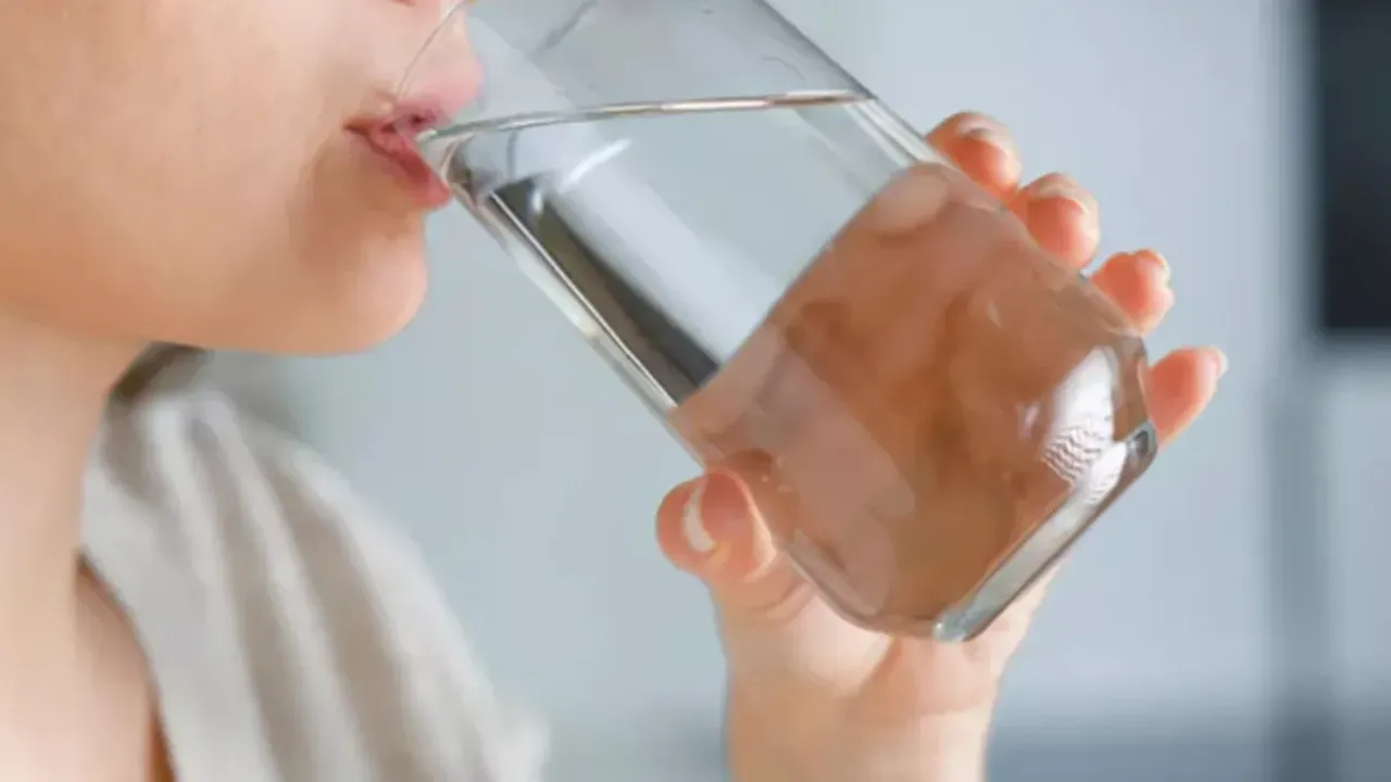 Health Tips: కాలం ఏదైనా కానివ్వండి..నీటిని మాత్రం తాగడం ఆపకండి..లేకపోతే తీవ్ర పరిణామాలు ఎదుర్కొవాల్సిందే!