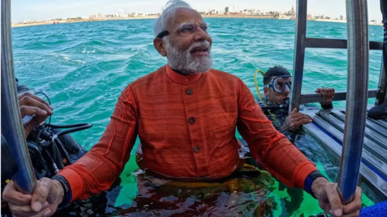 PM Modi: సముద్రగర్భంలోని ద్వారకాకు ప్రధాని మోదీ పూజలు