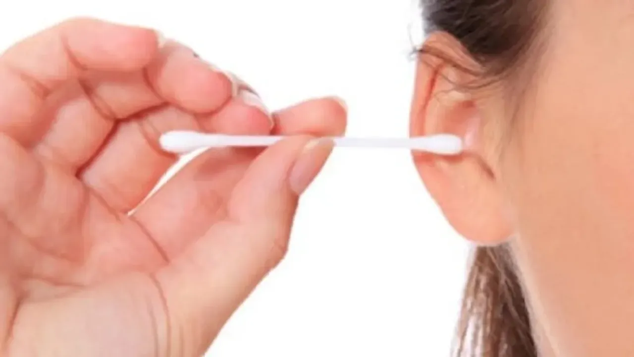 Ear Buds: చెవులను శుభ్రం చేయడానికి ఇయర్ బడ్స్ వాడుతున్నారా?..జాగ్రత్త