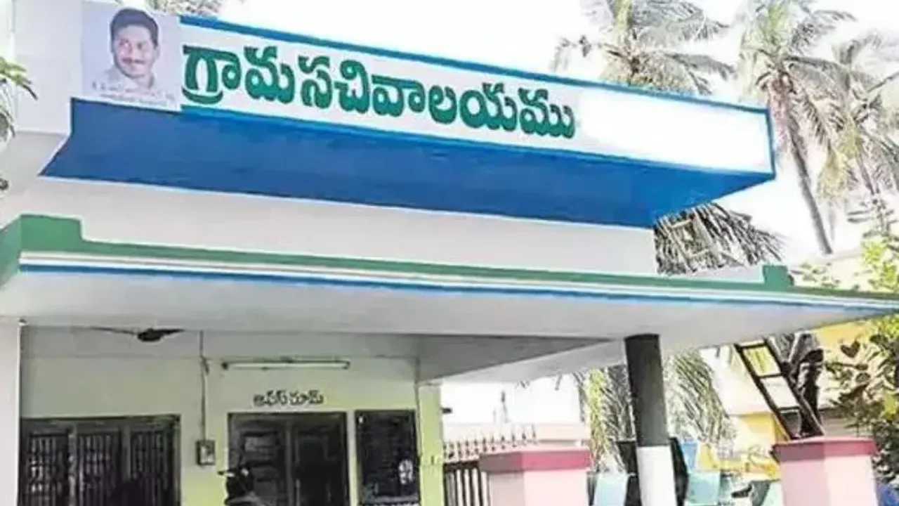Ananthapuram: సచివాలయ సిబ్బందిపై వైసీపీ నాయకుడి దాడి.. ఫర్నిచర్ ధ్వంసం చేసి రచ్చ.. రచ్చ..!