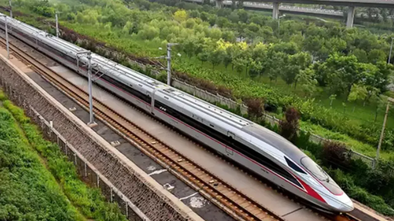 Bullet Train: దేశంలో తొలి బుల్లెట్‌ రైలు ఎప్పుడు, ఏ మార్గంలో నడుస్తుందో తెలిపిన రైల్వే మంత్రి!