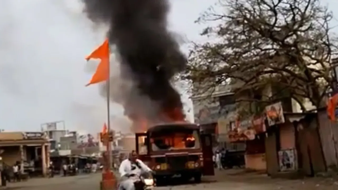 Maharastra: మహారాష్ట్రలో రిజర్వేషన్ మంటలు.. బస్సును తగలబెట్టిన ఆందోళనకారులు
