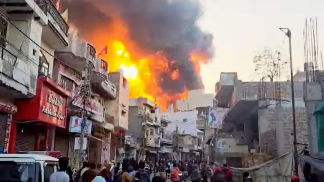 Fire Accident: పెయింట్స్ ఫ్యాక్టరీలో భారీ అగ్ని ప్రమాదం.. పదకొండు మంది సజీవ దహనం!