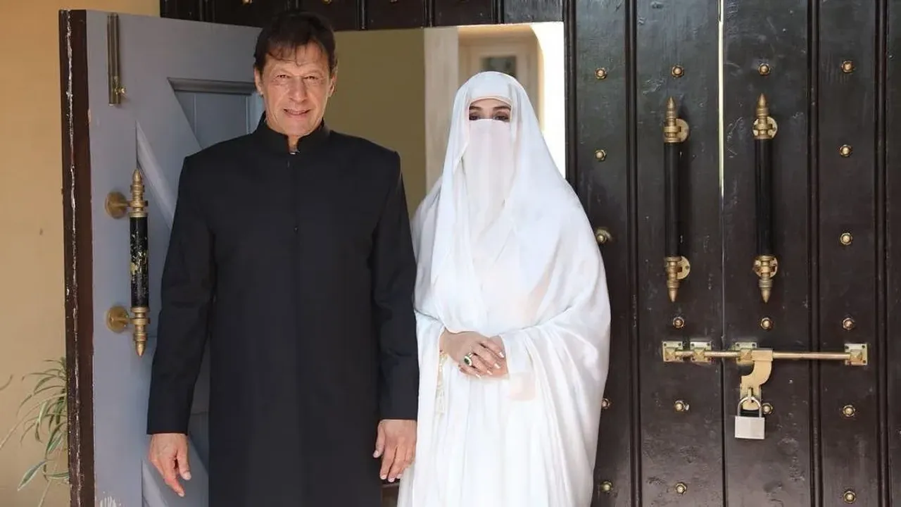 Imran Khan: మరో కేసులో ఇరుక్కున్న ఇమ్రాన్ దంపతులు.. 7 ఏళ్లు జైలు శిక్ష