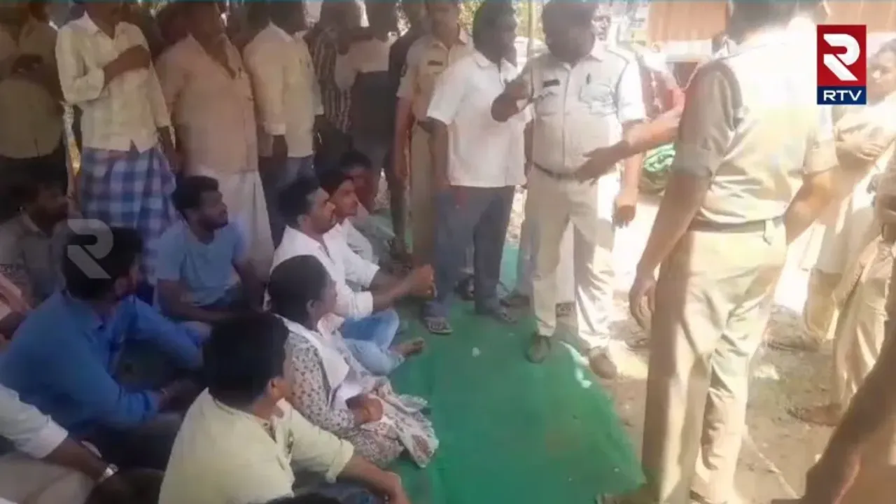 Kadapa: కడపలో ఫ్లెక్సీల రగడ.. స్టేషన్ ఎదుట జనసైనికుల ఆందోళన
