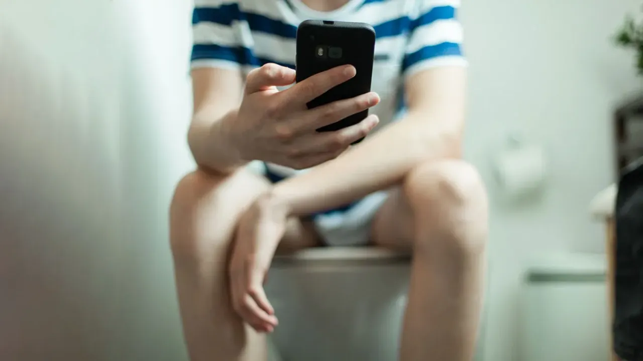 Phone in Bathroom : బాత్‌రూమ్‌లోకి ఫోన్‌ తీసుకెళ్తున్నారా..ఈ అనర్థాలు తప్పవు