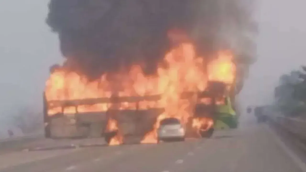 Accident:  బస్సును ఢీకొట్టిన కారు.. ఐదుగురు సజీవదహనం!