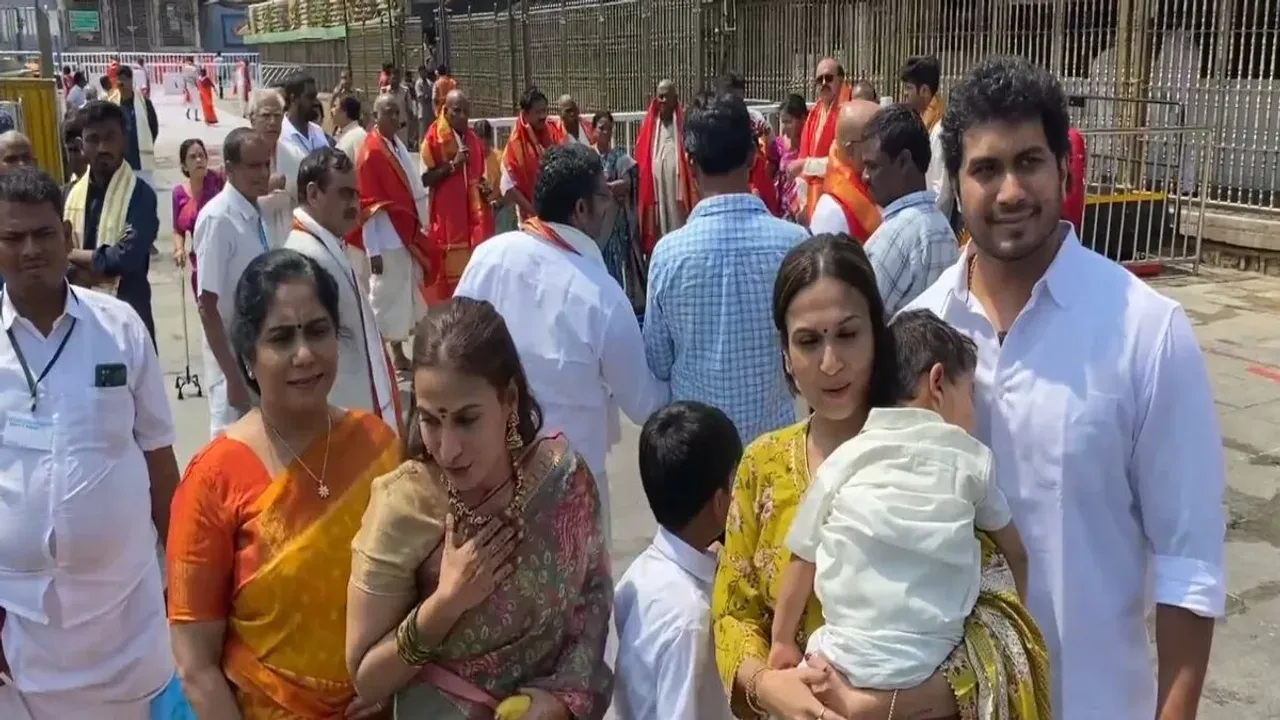 TTD : తిరుమల శ్రీవారిని దర్శించుకున్న సూపర్ స్టార్ కుమార్తెలు.!