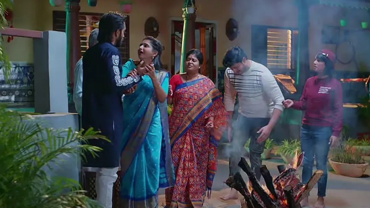 Brahmamudi Serial: భార్య కోసం నిప్పుల పై చేయి పెట్టిన రాజ్.. భర్త కోసం విలవిలలాడిపోతున్న కావ్య ..!