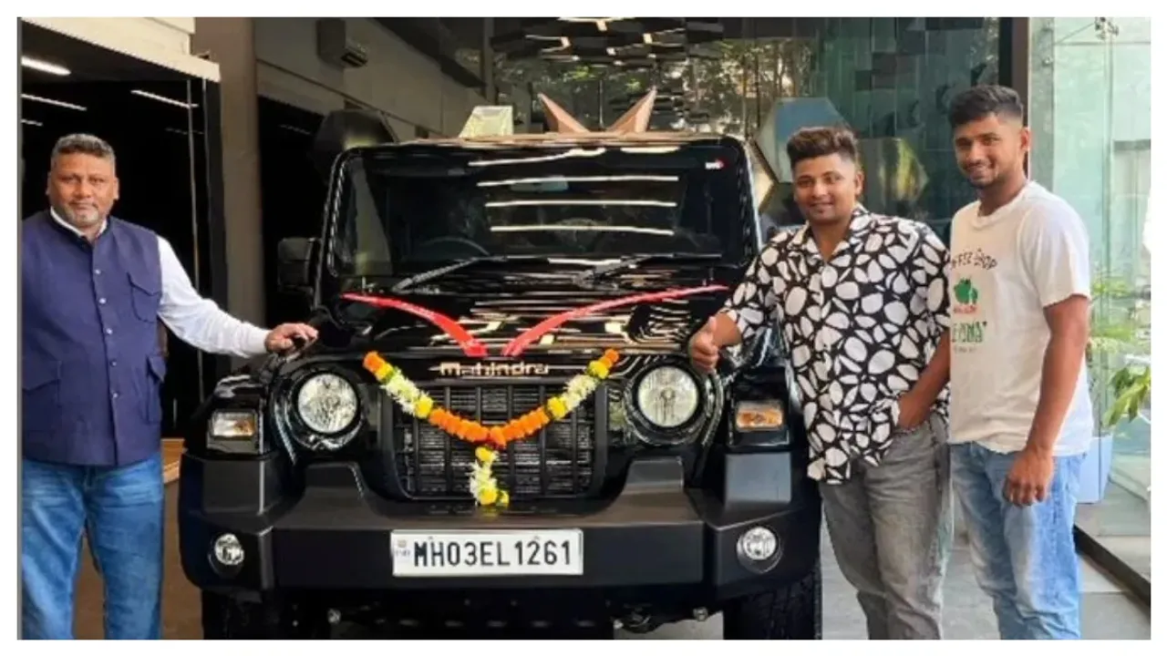Thar : మాట నిలబెట్టుకున్న ఆనంద్‌ మహీంద్రా.. సర్ఫరాజ్‌ తండ్రికి ‘థార్‌’ అందజేత
