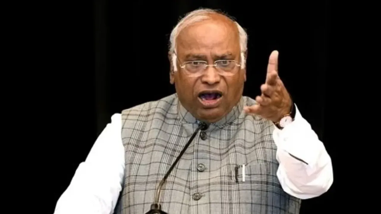 M Kharge: ప్రజలు విరాళంగా ఇచ్చిన డబ్బును ఫ్రీజ్‌ చేశారు.. ఏన్డీఏపై ఖర్గే విమర్శలు!