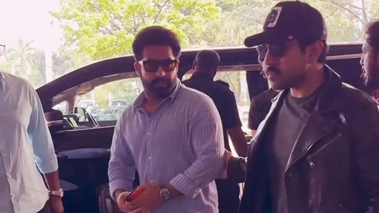 Ram Charan-NTR: హైదరాబాద్ ఎయిర్పోర్ట్ లో రామ్ - భీమ్.. ఇద్దర్నీ ఒకే చోట చూసి ఫ్యాన్స్ ఏం చేశారో తెలుసా..?