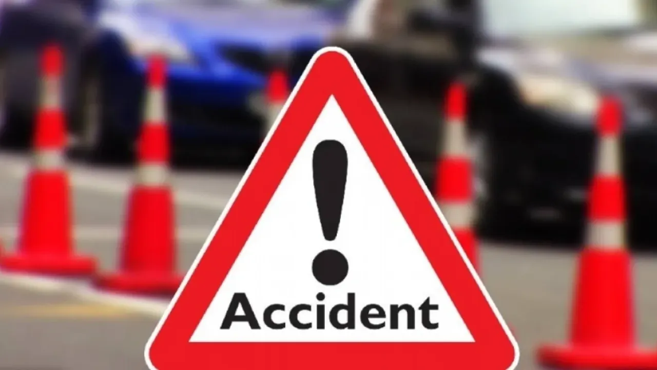 Accident : ఘోర ప్రమాదం.. 40 అడుగుల గోతిలో పడిన బస్సు.. 15 మంది మృతి!