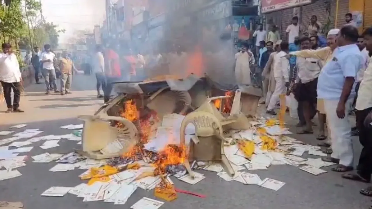 AP Politics: గుంతకల్ టీడీపీలో నిరసన జ్వాలలు.. జెండాలను తగలబెడుతున్న తెలుగు తమ్ముళ్లు!