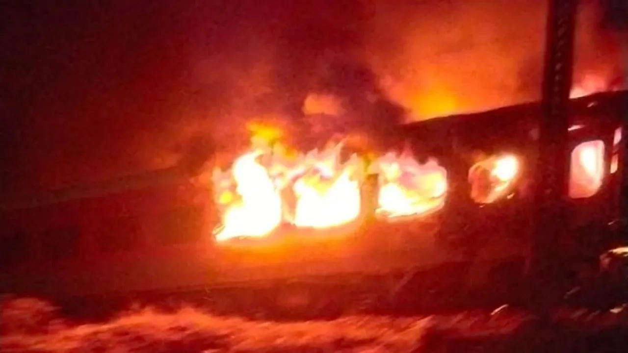Train Accident : రైలులో మంటలు.. బయటకు దూకేసిన ప్రయాణికులు